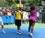 Bryant Park, New York, le 26 août 2009 : John McEnroe, Rafael nadal, Serena Williams participent à l'US Open Experience avec de jeunes joueurs des environs