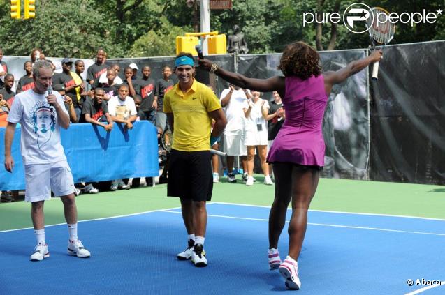Bryant Park, New York, le 26 août 2009 : John McEnroe, Rafael nadal, Serena Williams participent à l'US Open Experience avec de jeunes joueurs des environs