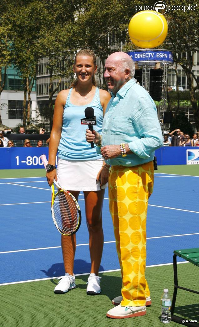 Bryant Park, New York, le 26 août 2009 : Victoria Azarenka participe avec Bud Collins à l'US Open Experience avec de jeunes joueurs des environs