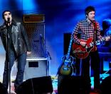 Liam et Noel Gallagher sur un plateau de télévision italienne en novembre 2008 