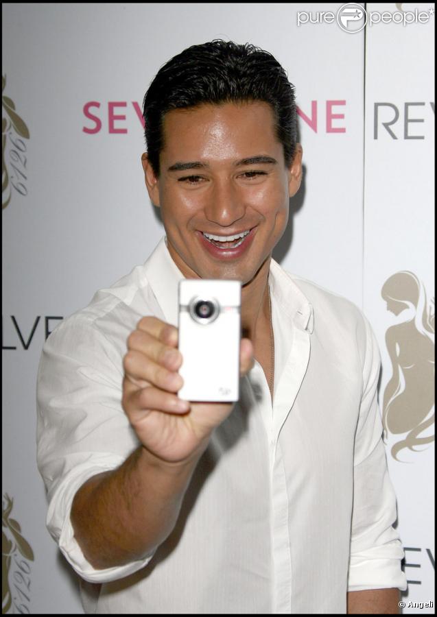 Mario Lopez à la fête organisée pour le 1er anniversaire de la boutique Revolve Clothing, le 28/08/09... Sacré Mario ! Toujours à faire des bonnes blagues ! 