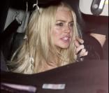 Lindsay Lohan et sa vilaine bouche se rendant à la fête organisée pour le 1er anniversaire de la boutique Revolve Clothing, le 28/08/09