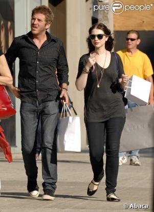 Michelle Trachtenberg et son compagnon dans les rues de New York, en pleine séance shopping le 30 août 2009 