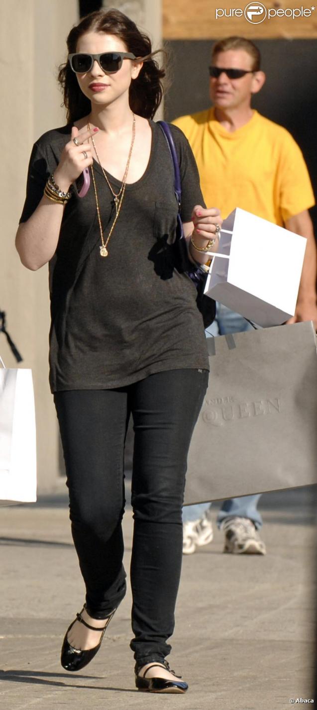 Michelle Trachtenberg et son compagnon dans les rues de New York, en pleine séance shopping le 30 août 2009 