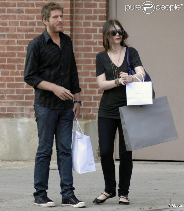 Michelle Trachtenberg et son compagnon dans les rues de New York, en pleine séance shopping le 30 août 2009 