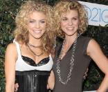 La super canon AnnaLynne McCord et sa soeur Angel McCord, à l'occasion de la soirée de présentation de la saison 2 de  90210 , à Los Angeles, le 1er septembre 2009 !