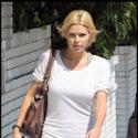 Sophie Monk uniquement vêtue d'un T-shirt... exhibe toujours sa superbe paire de gambettes !