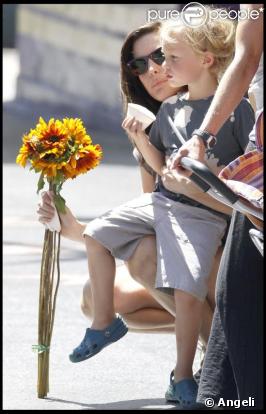 Liv Tyler en balade avec son fils Milo au marché à Los Angeles 