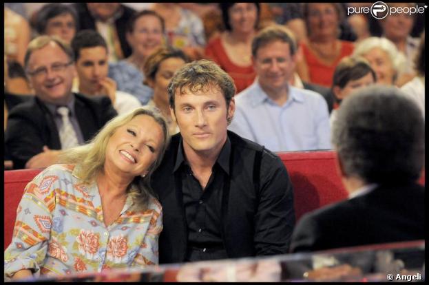 Véronique Sanson et son fils Chris Stills sur le plateau de Michel Drucker. 09/09/09