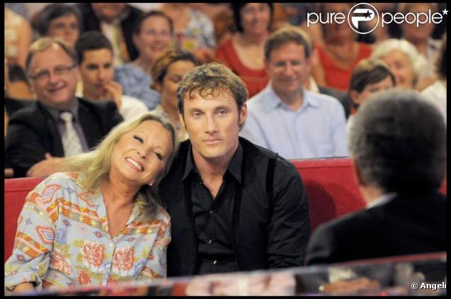 Véronique Sanson et son fils Chris Stills sur le plateau de Michel Drucker. 09/09/09