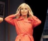Amanda Lear, Raymond Acquaviva et Camille Hugues dans la pièce de théâtre  Panique au ministère . 