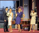 Marie Parouty, Amanda Lear, Raymond Acquaviva, Edouard Collin, Camille Hugues et Elie Axas dans la pièce de théâtre  Panique au ministère . 