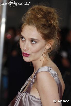 La charmante Déborah François minaude, lors de l'avant-première des  Vies privées de Pippa Lee  et de l'hommage rendu à Robin Wright, lors du 35e Festival de Deauville, le 10 septembre 2009.