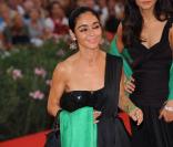 Cérémonie de clôture de la 66e Mostra de Venise, le 12 septembre 2009 : l'Iranienne Shirin Neshat, Lion d'argent pour  Women without men  