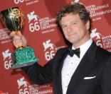 Cérémonie de clôture de la 66e Mostra de Venise, le 12 septembre 2009 : Colin Firth brandit la Coupe Volpi 
