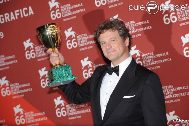 Cérémonie de clôture de la 66e Mostra de Venise, le 12 septembre 2009 : Colin Firth brandit la Coupe Volpi 