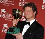 Cérémonie de clôture de la 66e Mostra de Venise, le 12 septembre 2009 : Colin Firth et la Coupe Volpi que lui a valu son rôle dans  A Single Man  de Tom Ford 