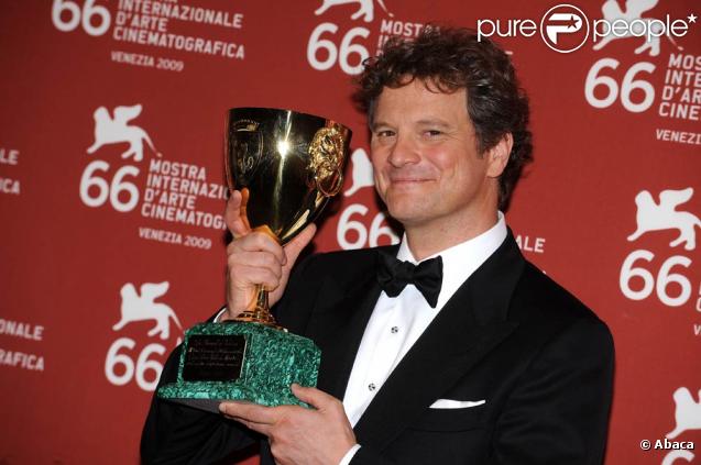 Cérémonie de clôture de la 66e Mostra de Venise, le 12 septembre 2009 : Colin Firth et la Coupe Volpi que lui a valu son rôle dans  A Single Man  de Tom Ford 