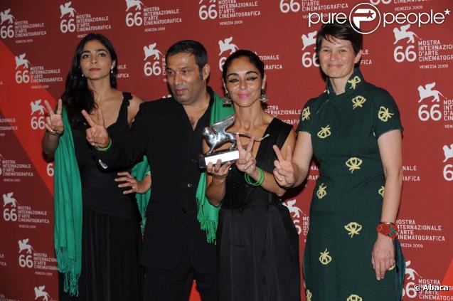 Cérémonie de clôture de la 66e Mostra de Venise, le 12 septembre 2009 : l'Iranienne Shirin Neshat et l'équipe de  Women without men  