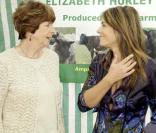 Liz Hurley et Pam Ayers au marché organique de Cirencester le 12 septembre 2009