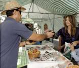 Liz Hurley, son fils Damian et son époux Arun Nayar au marché organique de Cirencester le 12 septembre 2009