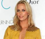 Charlize Theron superbe pour la première de Loin de la terre brûlée à Los Angeles