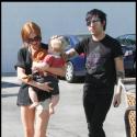Quand Ashlee Simpson retrouve ses deux hommes, son fils tout mignon et son époux... c'est bisous et sourire !