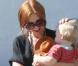 Quand Ashlee Simpson retrouve ses deux hommes, son fils tout mignon et son époux... c'est bisous et sourire !