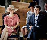 Mary et Frederik de Danemark lors de l'inauguration des étables royales rénovées du château de Christiansborg à Copenhague le 18 septembre 2009