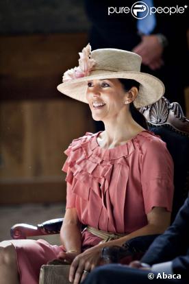 Mary de Danemark lors de l'inauguration des étables royales rénovées du château de Christiansborg à Copenhague le 18 septembre 2009