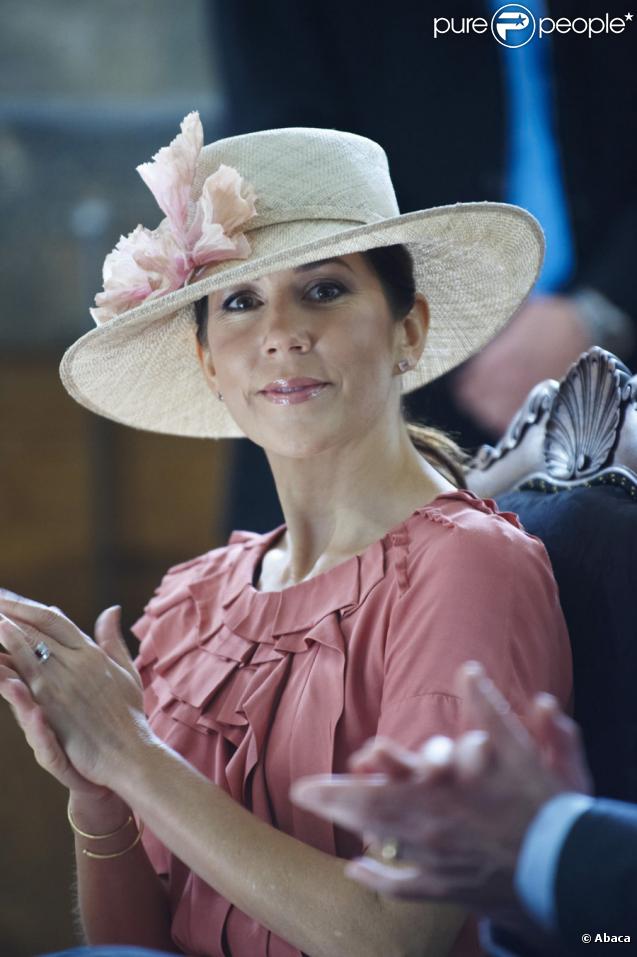 Mary et Frederik du Danemark lors de l'inauguration des étables royales rénovées du château de Christiansborg à Copenhague le 18 septembre 2009