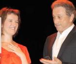 Michel Drucker a fait la surprise à Anne Roumanoff de venir lui remettre un DVD de diamant, le jeudi 10 septembre