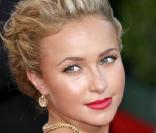 Hayden Panettiere sexy au possible en rouge à la cérémonie des Emmy Awards à Los Angeles le 20/09/09