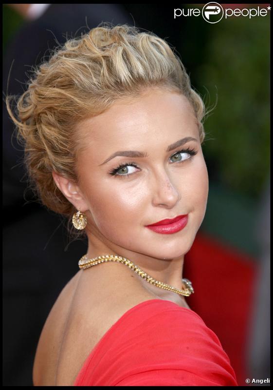 Hayden Panettiere sexy au possible en rouge à la cérémonie des Emmy Awards à Los Angeles le 20/09/09