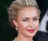 Hayden Panettiere sexy au possible en rouge à la cérémonie des Emmy Awards à Los Angeles le 20/09/09