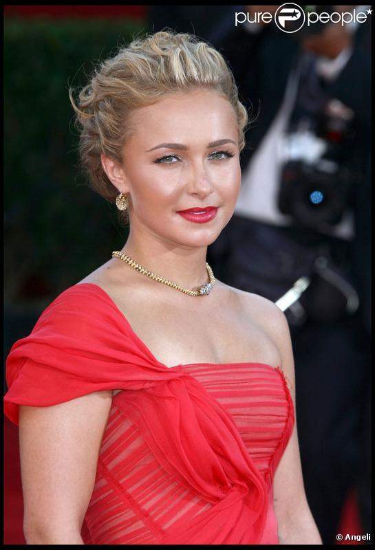 Hayden Panettiere sexy au possible en rouge à la cérémonie des Emmy Awards à Los Angeles le 20/09/09