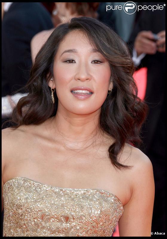 Sandra Oh superbe en doré à la cérémonie des Emmy Awards à Los Angeles le 20/09/09