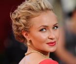 Hayden Panettiere sexy au possible en rouge à la cérémonie des Emmy Awards à Los Angeles le 20/09/09