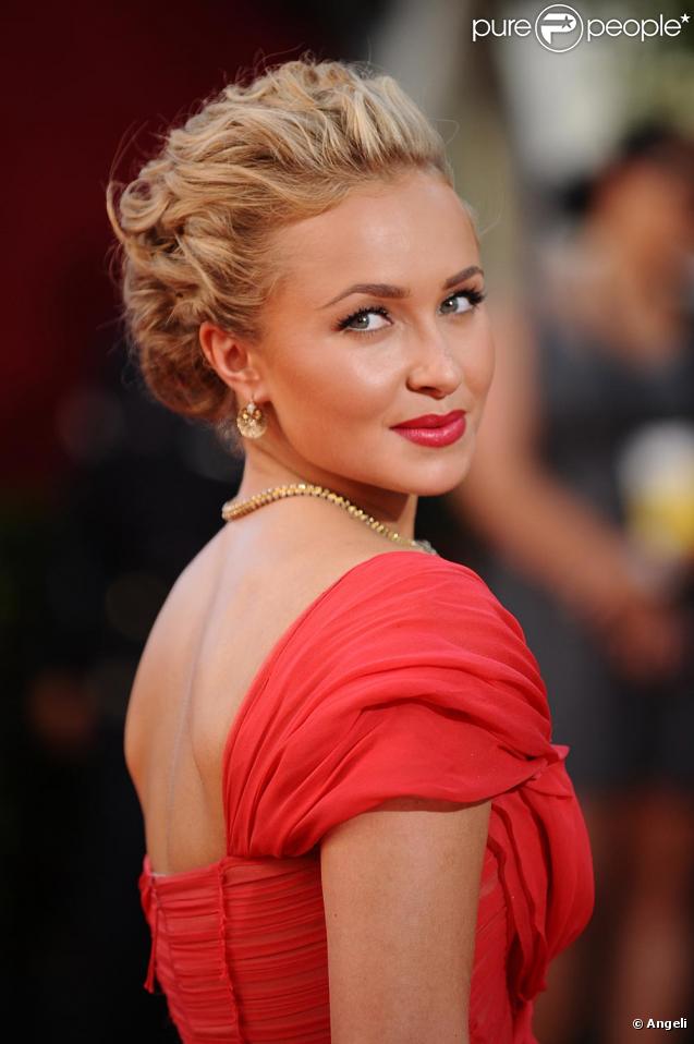 Hayden Panettiere sexy au possible en rouge à la cérémonie des Emmy Awards à Los Angeles le 20/09/09