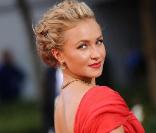 Le rouge va si bien à Hayden Panettiere à la cérémonie des Emmy Awards à Los Angeles le 20/09/09