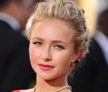 Le rouge va si bien à Hayden Panettiere à la cérémonie des Emmy Awards à Los Angeles le 20/09/09