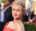 Le rouge va si bien à Hayden Panettiere à la cérémonie des Emmy Awards à Los Angeles le 20/09/09