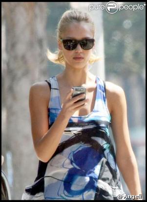 Jessica Alba et sa fille Honor se promènent dans les rues de Beverly Hills le 19 septembre 2009
