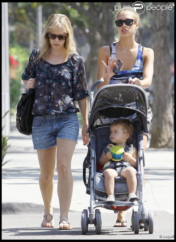 Jessica Alba et sa fille Honor se promènent dans les rues de Beverly Hills le 19 septembre 2009
