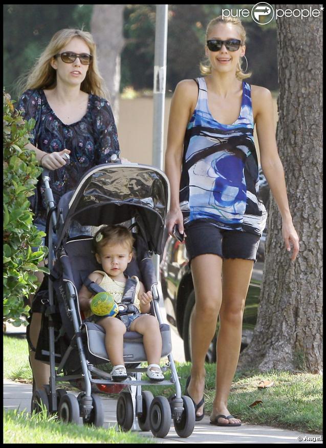 Jessica Alba et sa fille Honor se promènent dans les rues de Beverly Hills le 19 septembre 2009