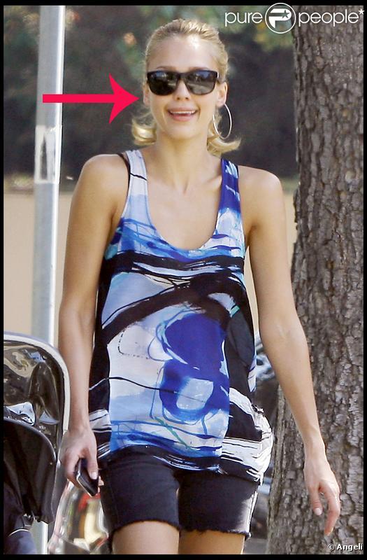 Jessica Alba et sa fille Honor se promènent dans les rues de Beverly Hills le 19 septembre 2009