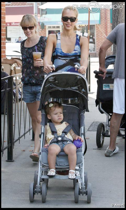 Jessica Alba et sa fille Honor se promènent dans les rues de Beverly Hills le 19 septembre 2009