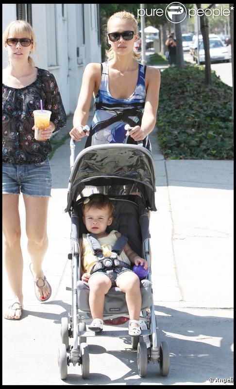 Jessica Alba et sa fille Honor se promènent dans les rues de Beverly Hills le 19 septembre 2009