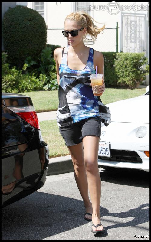Jessica Alba et sa fille Honor se promènent dans les rues de Beverly Hills le 19 septembre 2009