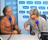 Franck Dubosc à Europe 1 dévoilant son torse durant l'émission de MOF